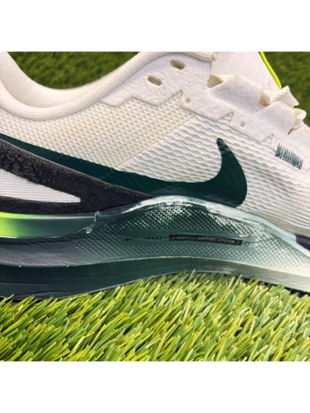 Nike Air Zoom Structure 25 Mens Size 10.5 White Athletic Running Shoes Sneakers